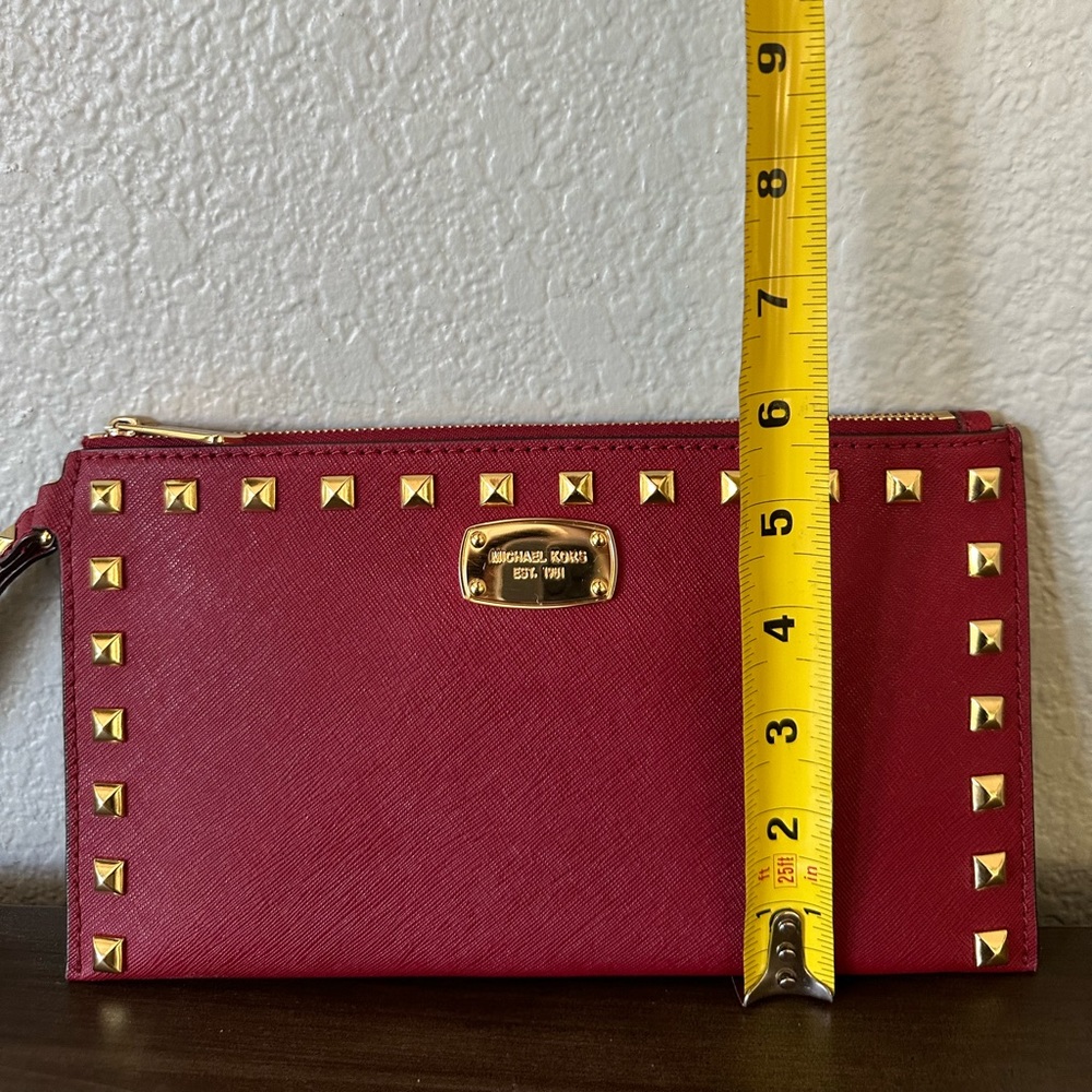 Gorgeous red Michael Kors wristlet/clutch, in great condition.